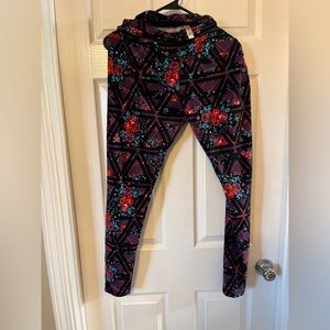 LuLaRoe Leggings in black with flowers and triangle print